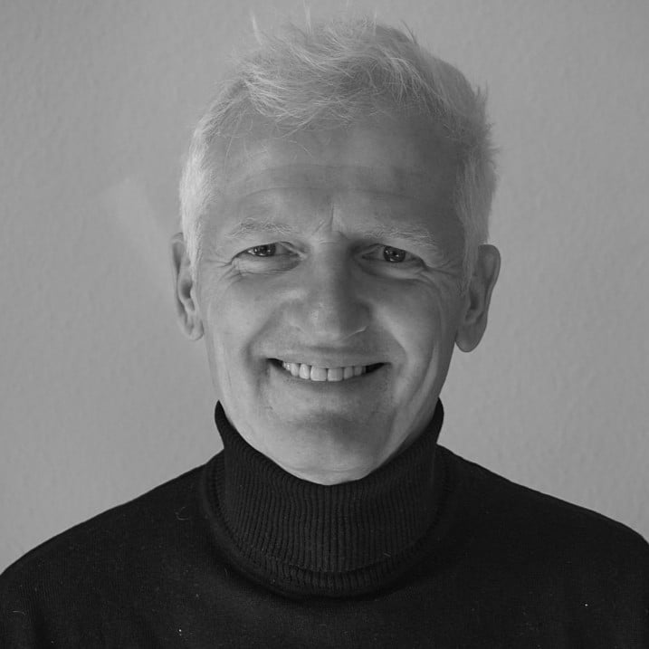 Porträt eines lächelnden Mannes, ideal für Cocktail-Events mit der Cocktailmaschine von The Cocktailmaker. Cocktailautomat mieten oder kaufen.